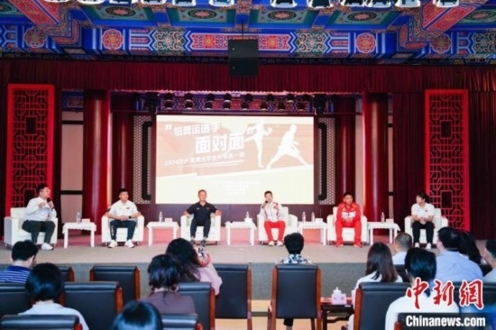吳愉、王德新、沈?qū)W軍、江海東、朱曉蕾與在座同學(xué)們分享個人的體育故事與成長感悟。上海市港澳辦供圖