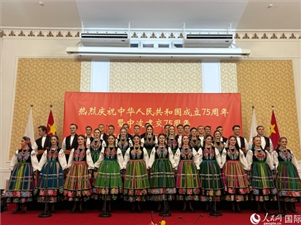 波蘭馬佐夫舍歌舞團(tuán)現(xiàn)場演出。人民網(wǎng)記者 禹麗敏攝