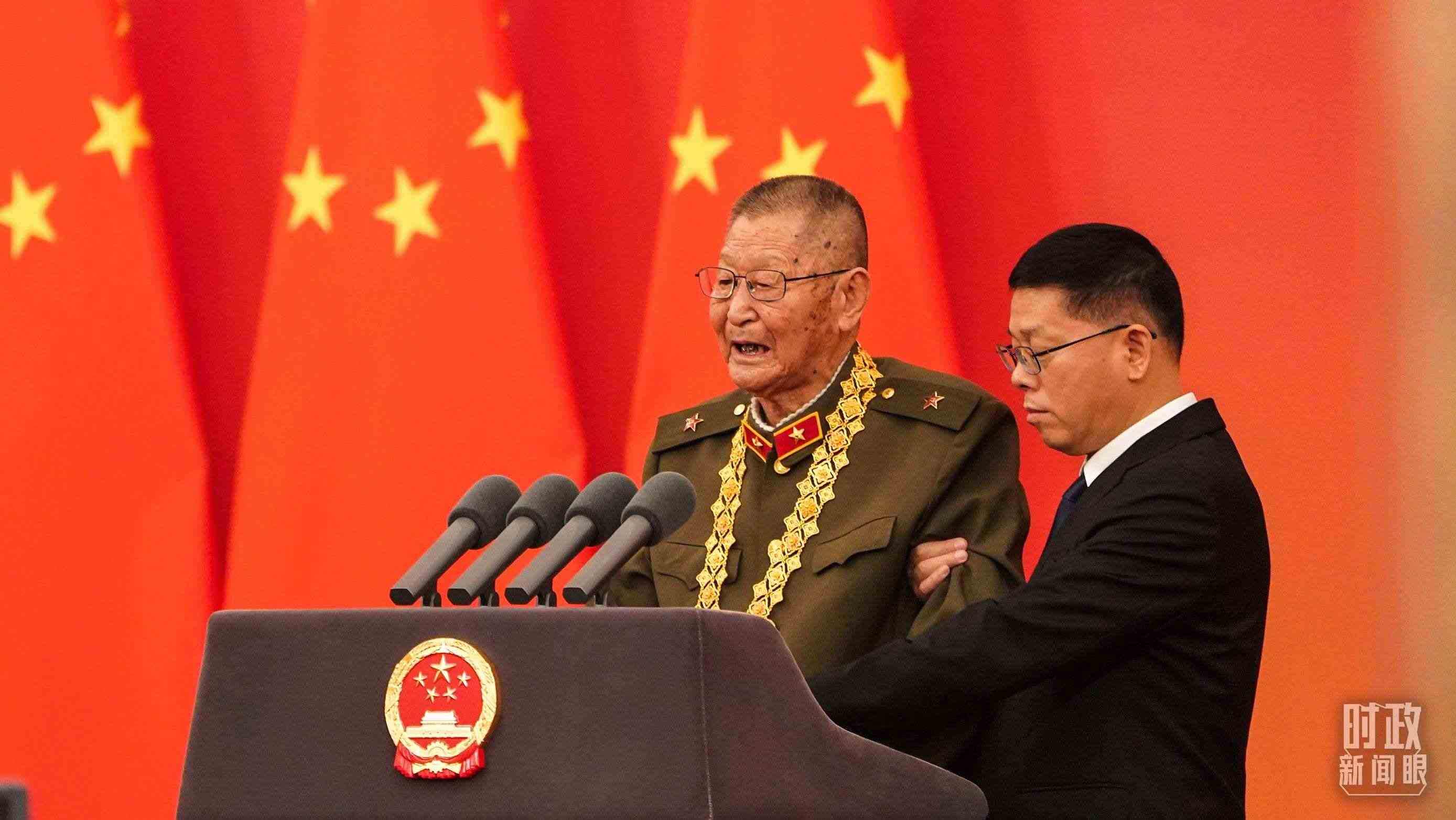 “共和國勛章”獲得者黃宗德在頒授儀式上發(fā)言。（總臺記者李晉拍攝）