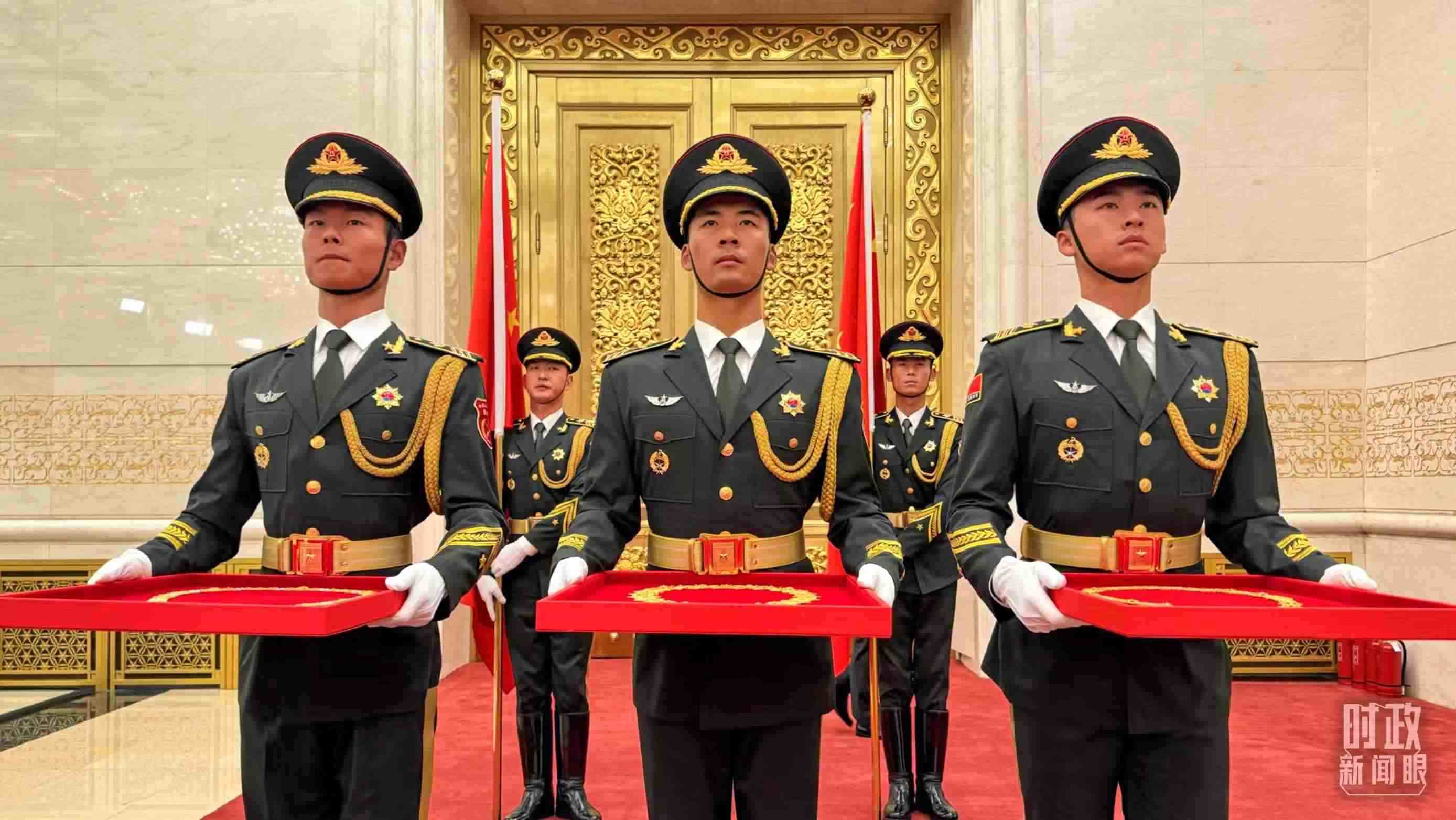 禮兵手捧共和國勛章、友誼勛章和國家榮譽(yù)稱號獎(jiǎng)?wù)?。（總臺央視記者李增仁拍攝）