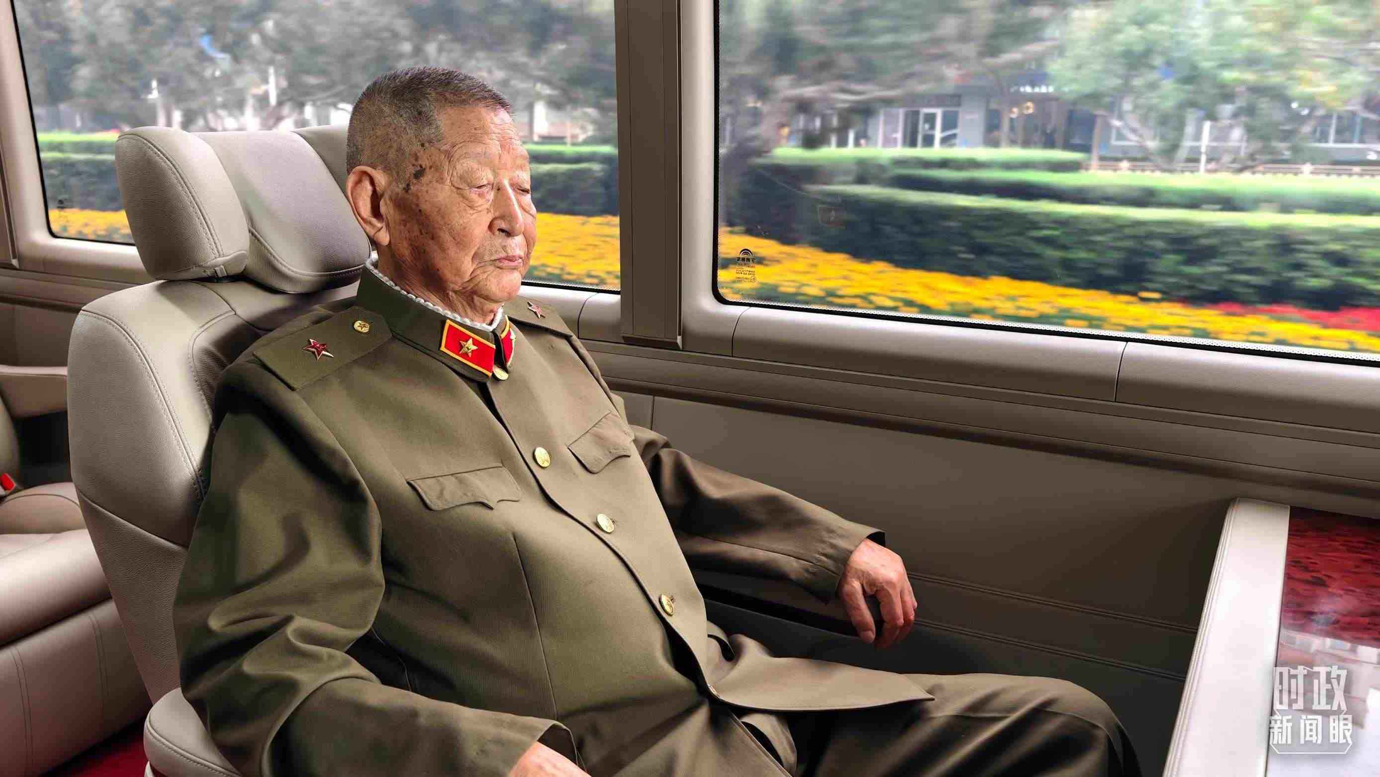 “共和國勛章”獲得者黃宗德乘坐禮賓車前往人民大會堂。（總臺央視記者胡瑋拍攝）