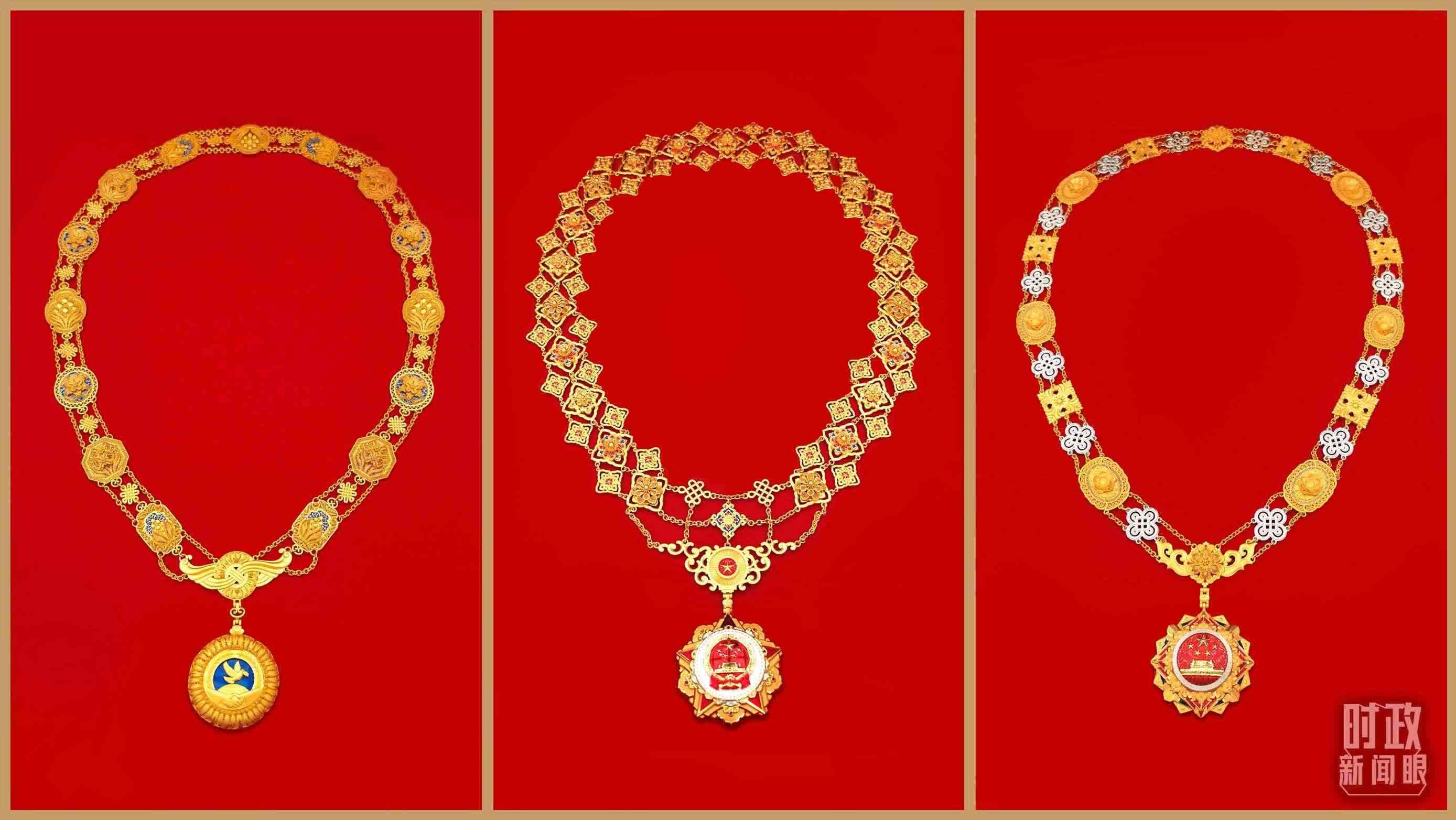 “共和國勛章”（中）、“友誼勛章”（左）和國家榮譽(yù)稱號獎(jiǎng)?wù)拢ㄓ遥＃偱_央視記者郭鴻、鄂介甫拍攝）