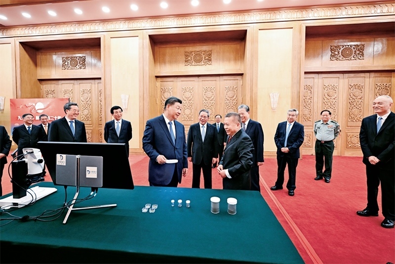 2024年9月23日，黨和國家領(lǐng)導(dǎo)人習(xí)近平、李強(qiáng)、趙樂際、王滬寧、蔡奇、丁薛祥、李希等在人民大會(huì)堂接見探月工程嫦娥六號(hào)任務(wù)參研參試人員代表并參觀月球樣品和探月工程成果展覽。這是習(xí)近平等參觀月球樣品和探月工程成果展覽。 新華社記者 謝環(huán)馳/攝