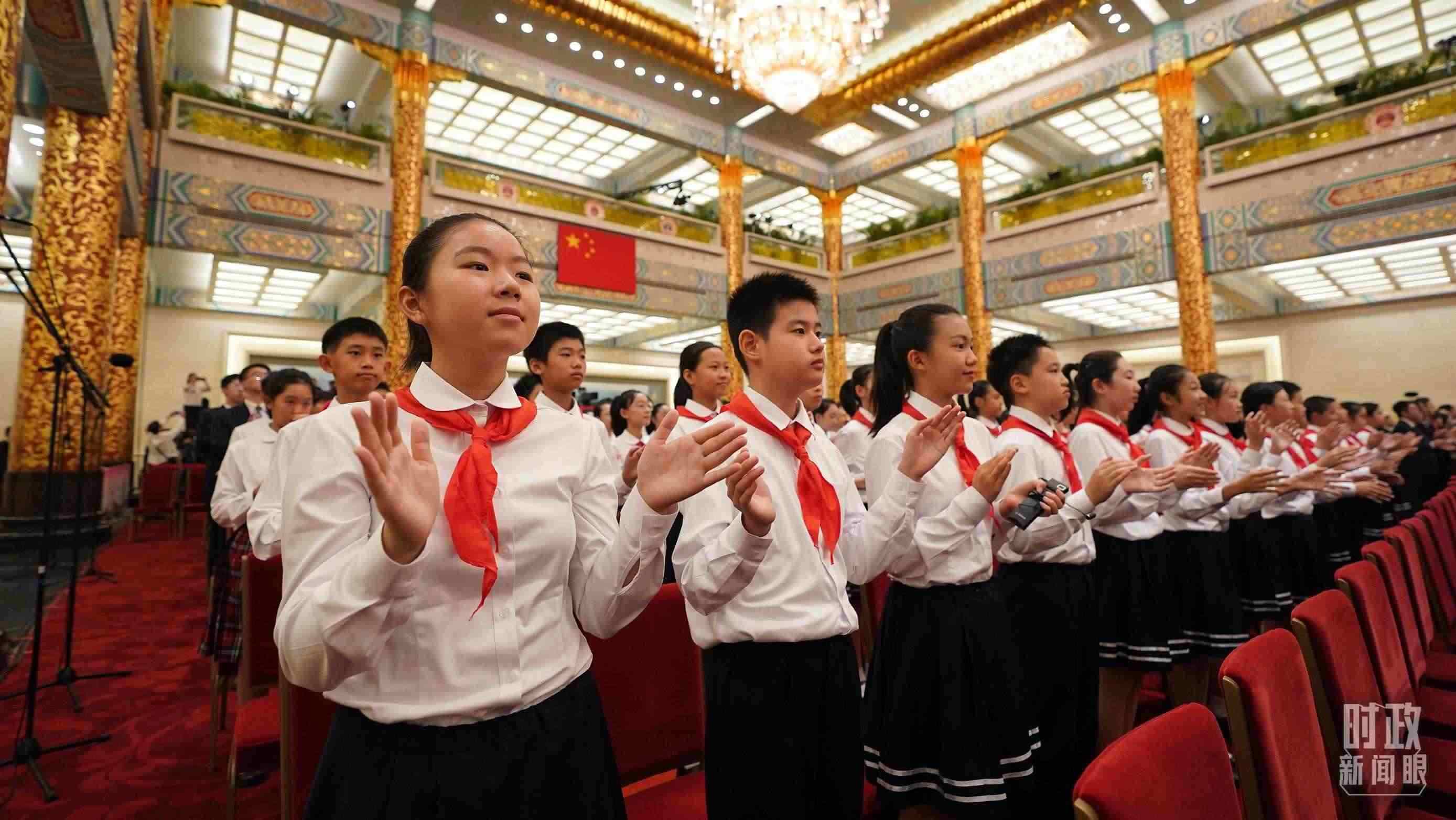 頒授儀式現(xiàn)場的少先隊(duì)員。（總臺記者李晉拍攝）