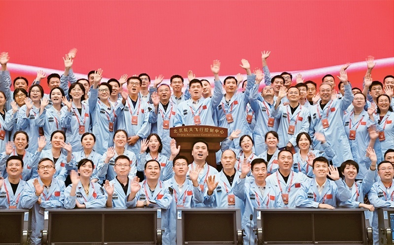 嫦娥六號(hào)完成了人類(lèi)歷史上首次月球背面采樣，突破了多項(xiàng)關(guān)鍵技術(shù)，是我國(guó)建設(shè)航天強(qiáng)國(guó)、科技強(qiáng)國(guó)取得的又一標(biāo)志性成果，是我國(guó)探月工程的重要里程碑。圖為2024年6月25日，嫦娥六號(hào)任務(wù)圓滿(mǎn)成功后，工作人員在北京航天飛行控制中心合影。 新華社記者 金良快/攝