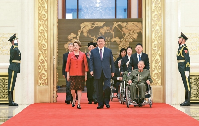 2024年9月29日，中華人民共和國國家勛章和國家榮譽(yù)稱號(hào)頒授儀式在北京人民大會(huì)堂金色大廳隆重舉行。中共中央總書記、國家主席、中央軍委主席習(xí)近平同國家勛章和國家榮譽(yù)稱號(hào)獲得者一同步入會(huì)場。 新華社記者 王曄/攝