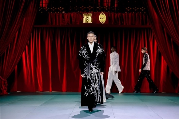 9月28日，模特在法國(guó)巴黎舉行的“2024巴黎·恭王府服飾秀”上展示服裝（主辦方供圖）