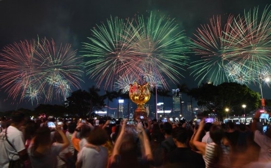 10月1日晚，香港國慶煙花匯演在維多利亞港舉行，慶祝中華人民共和國成立75周年。新華社記者 陳鐸 攝