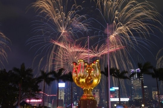 10月1日晚，香港國慶煙花匯演在維多利亞港舉行，慶祝中華人民共和國成立75周年。新華社記者 陳鐸 攝