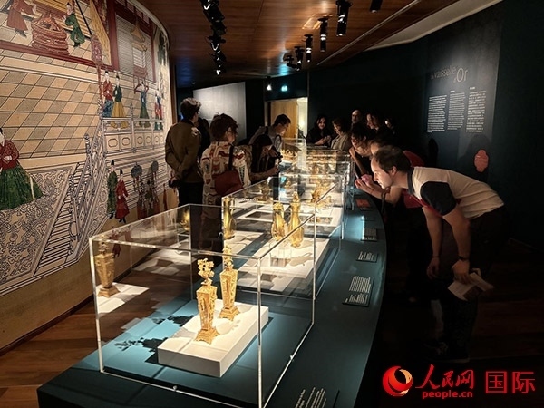 當(dāng)?shù)赜^眾欣賞藏品。人民網(wǎng)記者 于超凡攝