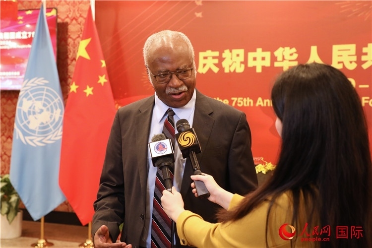 聯(lián)大主席菲勒蒙在招待會現(xiàn)場接受媒體采訪，他向中國政府和人民致以節(jié)日祝賀，表示中國的發(fā)展成就令人驚嘆。人民網(wǎng)記者 李志偉攝