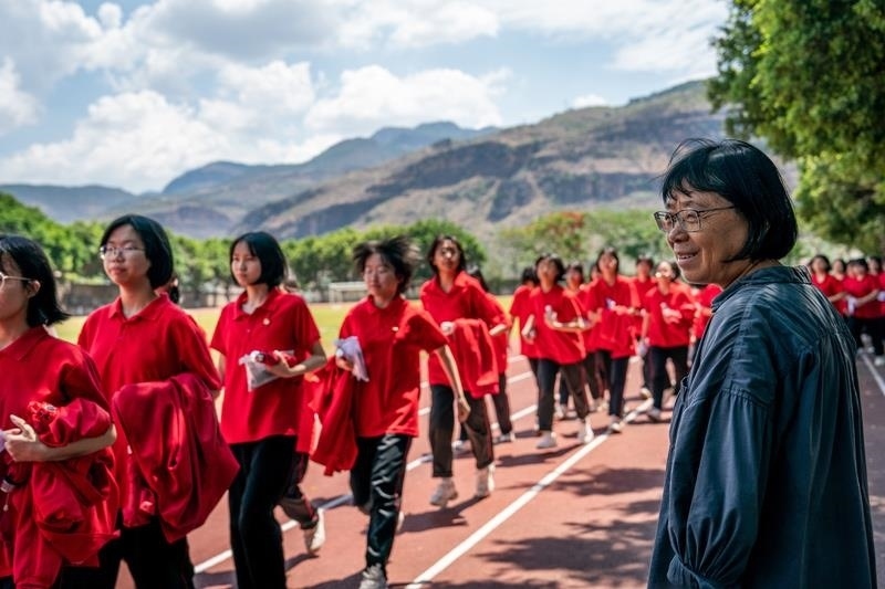 2024年6月7日，高考第一天，云南麗江華坪女高校長張桂梅組織走出考場的學(xué)生準(zhǔn)備返回學(xué)校。