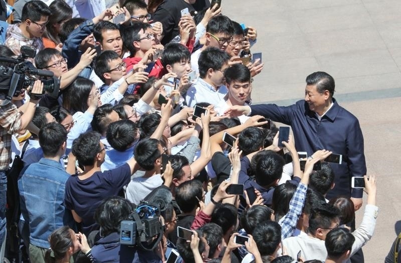 2018年5月2日，習(xí)近平總書記在北京大學(xué)考察時同道路兩旁師生親切握手。