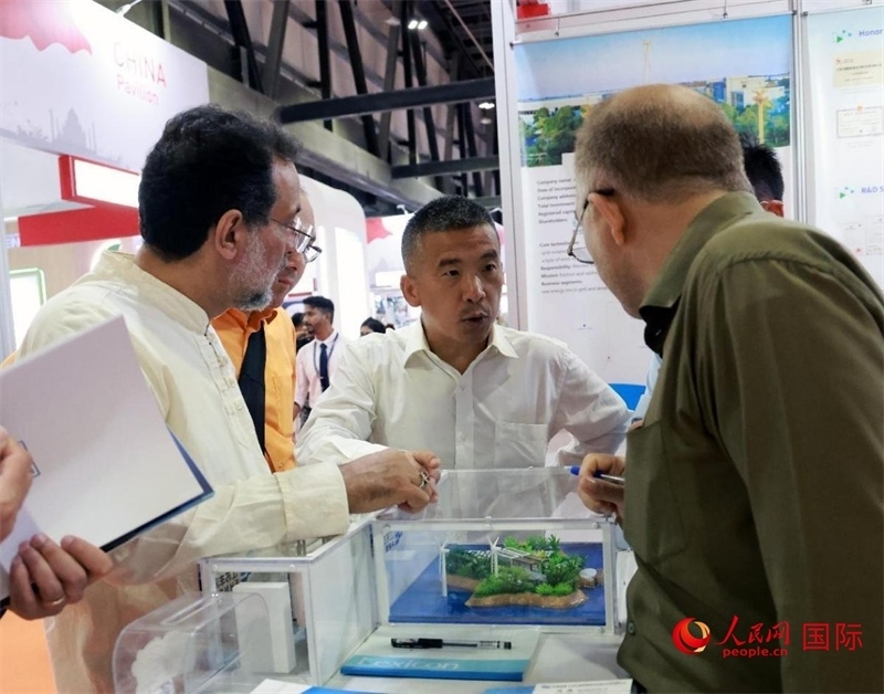 中企推出的綠色能源海水淡化系統(tǒng)吸引了參展商關(guān)注。人民網(wǎng)記者管克江攝