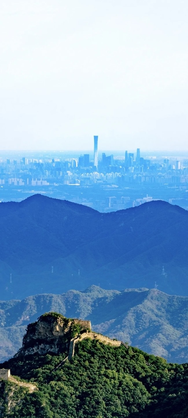 從長城上遠眺，北京中央商務區(qū)清晰可見。（攝影：魯夢晗 王佰龍）
