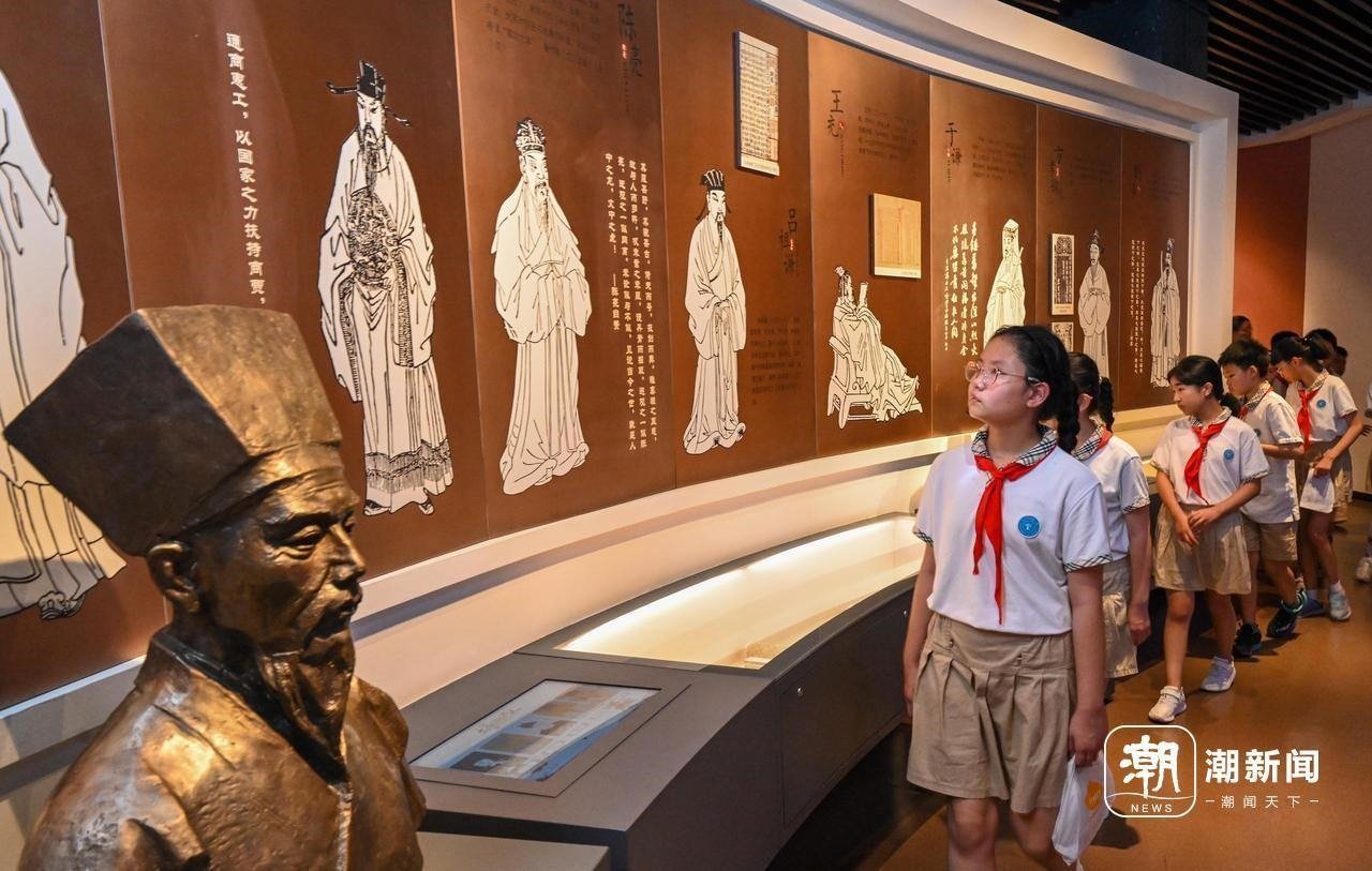 來(lái)自杭州市政苑小學(xué)的學(xué)生走進(jìn)浙江省檔案館“大寫(xiě)浙江人”展廳，近距離“觸摸”歷史、走進(jìn)榜樣、聆聽(tīng)故事，激發(fā)愛(ài)黨愛(ài)國(guó)愛(ài)家熱情。記者 董旭明 攝