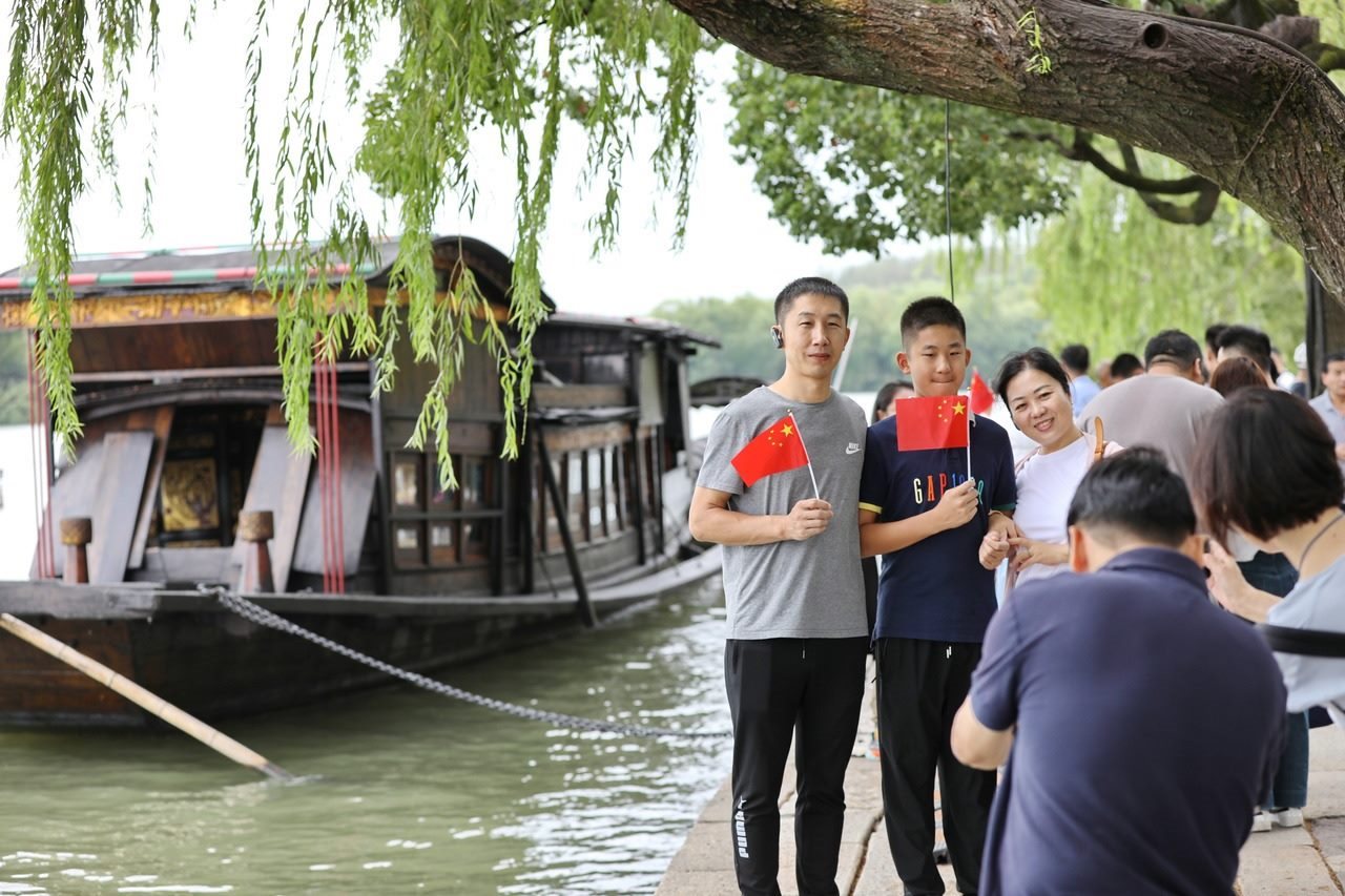 10月1日，市民在浙江省嘉興市南湖景區(qū)參加游園活動(dòng)。新華社發(fā) 金鵬 攝