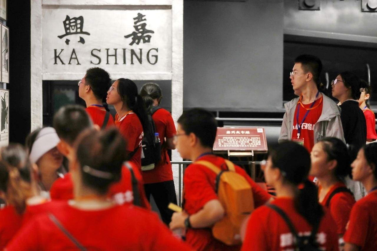 青少年參觀嘉興市南湖革命紀(jì)念館。拍友 金鵬 攝