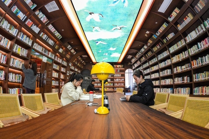 2024年1月4日，讀者在江西省宜春市袁州區(qū)珠泉街道獅子山公園城市書房內(nèi)閱讀、學(xué)習(xí)。新華社發(fā)（周亮 攝）