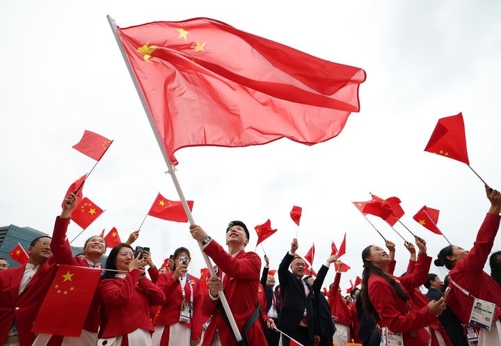 2024年7月26日，在法國巴黎舉行的第33屆夏季奧林匹克運(yùn)動(dòng)會(huì)開幕式正式開始前，中國體育代表團(tuán)旗手揮舞國旗。新華社記者 曹燦 攝