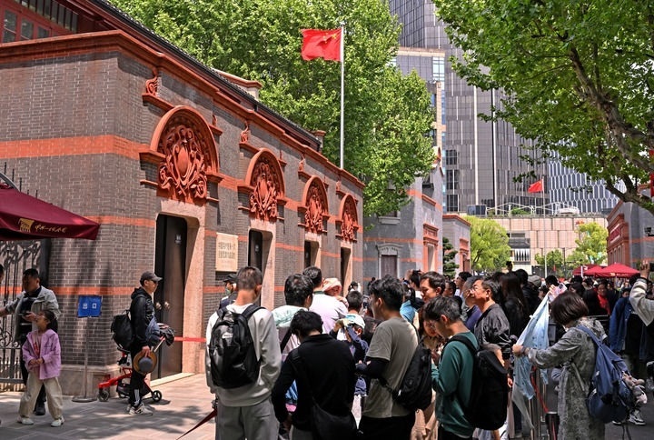 2024年5月3日，游客在位于上海的中共一大會(huì)址前參觀。新華社記者 劉穎 攝