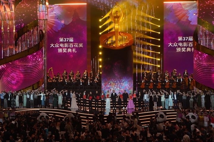 2024年8月4日，在四川成都，第37屆大眾電影百花獎(jiǎng)獲獎(jiǎng)?wù)吆痛蟊娫u(píng)審在舞臺(tái)上合影。新華社記者 唐文豪 攝