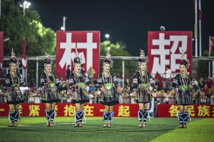 2024年9月28日，榕江縣侗族大歌隊(duì)的演員們?cè)凇按宄弊闱驁?chǎng)上表演。當(dāng)日，“發(fā)現(xiàn)中國之美·相約貴州村超”國際友誼賽在貴州省黔東南苗族侗族自治州榕江縣的“村超”足球場(chǎng)舉行。新華社記者 陶亮 攝