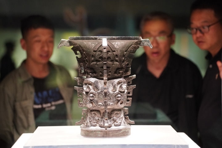 2024年5月9日，游客在陜西寶雞青銅器博物院內(nèi)參觀西周文物何尊。新華社記者 邵瑞 攝