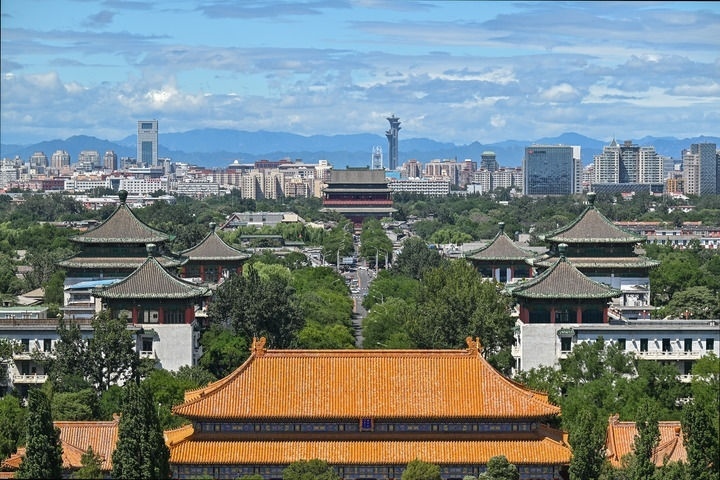 從景山上沿著北京中軸線向北眺望鼓樓（2024年8月12日攝）。新華社記者 李鑫 攝
