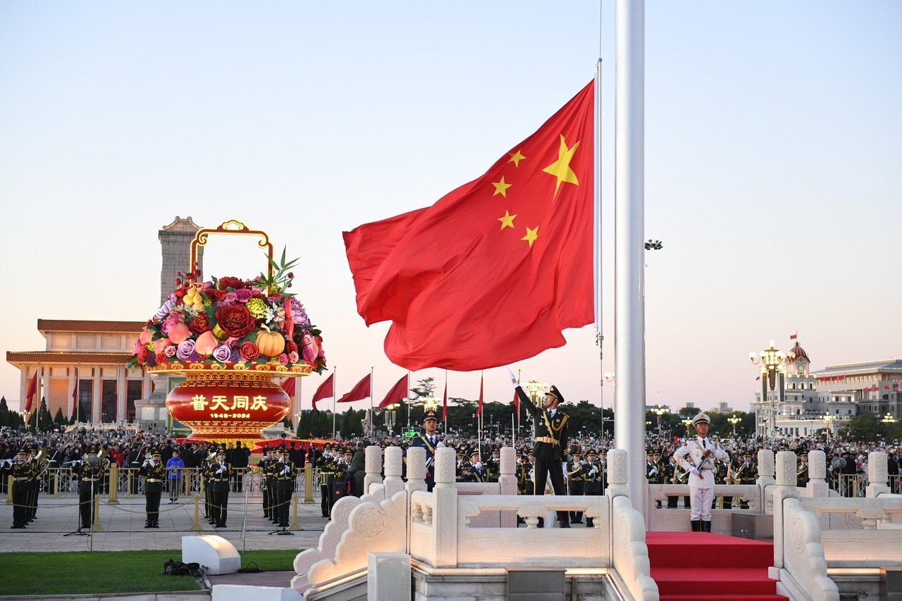 10月1日清晨，隆重的升國(guó)旗儀式在北京天安門(mén)廣場(chǎng)舉行，慶祝中華人民共和國(guó)成立75周年。新華社記者 陳鐘昊 攝