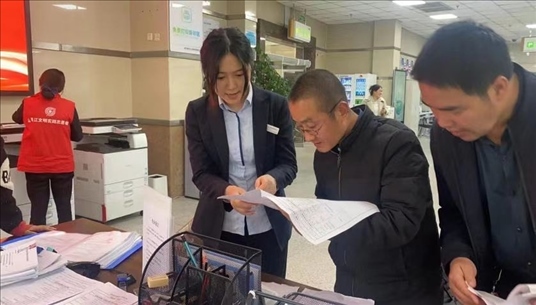 四川省成都市溫江區(qū)市場監(jiān)管局工作人員為群眾提供幫辦服務(wù)。圖片來源：人民網(wǎng)四川頻道