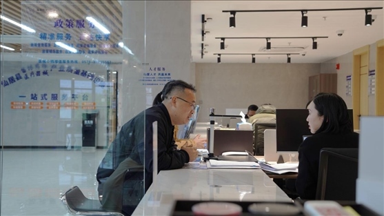 浙江省臺州市辦事群眾在政務(wù)服務(wù)中心咨詢業(yè)務(wù)辦理相關(guān)問題。圖片來源：人民網(wǎng)浙江頻道