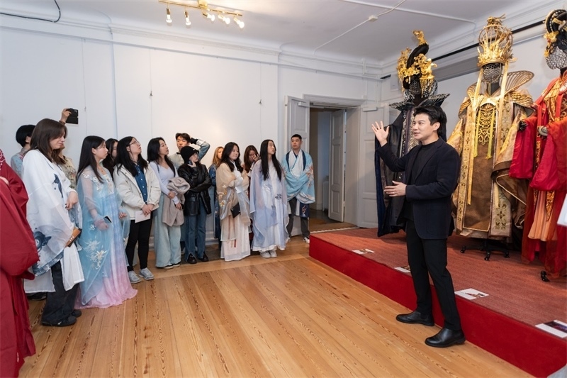 中國歌劇舞劇院首席服裝設(shè)計(jì)師陽東霖導(dǎo)覽現(xiàn)場。 斯德哥爾摩中國文化中心供圖
