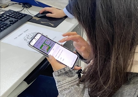 趙女士用手機(jī)掃碼預(yù)約幫辦服務(wù)。圖片來(lái)源：微信公眾號(hào)“上海市普陀區(qū)政務(wù)服務(wù)中心”