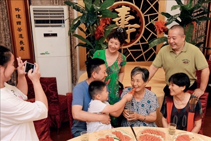 2019年9月13日，浙江南潯久安老年城餐廳， 84歲的沈?qū)W安老人（前右二）和前來(lái)看望她的親人歡聚