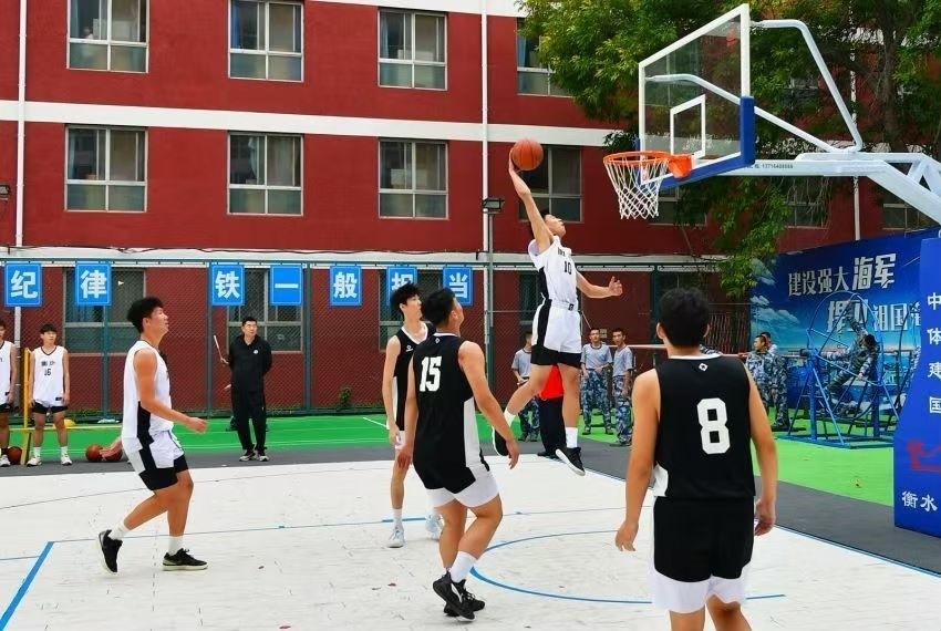 全天候室外運(yùn)動木地板籃球場上精彩激烈的籃球賽。 主辦方供圖