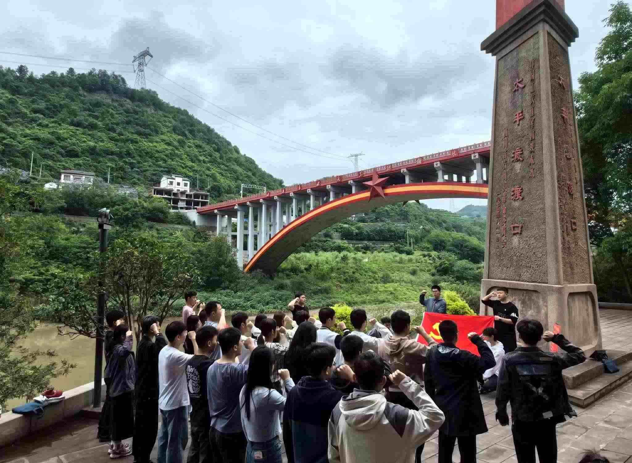 師生重溫入黨誓詞。校方供圖