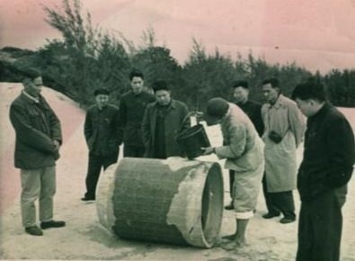 谷文昌（左一）與工程技術(shù)人員解決地下水供給（資料照片）。谷文昌帶領(lǐng)群眾修建了22座水庫和705處永久性水利工程，緩解了東山縣水資源極度缺乏的難題。