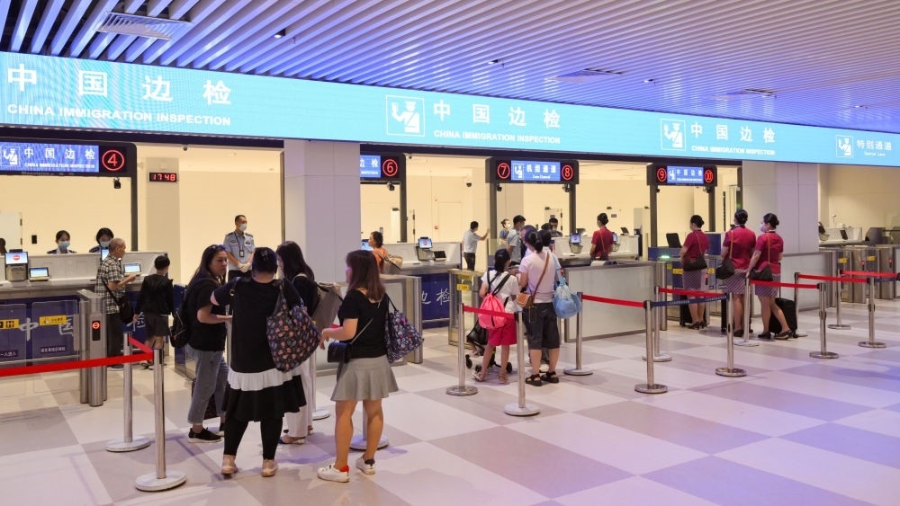 2023年7月26日，旅客在三亞鳳凰國際機場國際航站樓有序通關(guān)。三亞鳳凰國際機場國際航站樓改擴建項目主體工程已于2023年7月1日完工并投入使用，該項目是海南自貿(mào)港首個主體工程完工并投入使用的封關(guān)運作項目?！逗Ｄ献杂少Q(mào)易港建設(shè)總體方案》明確，海南將在2025年前適時啟動全島封關(guān)運作。