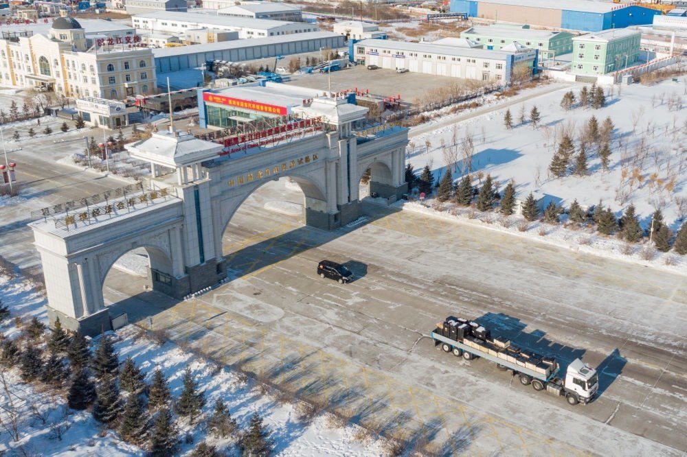 這是中國（黑龍江）自由貿(mào)易試驗區(qū)黑河片區(qū)（2024年1月31日攝，無人機照片）。2023年，該自貿(mào)片區(qū)外貿(mào)進出口總值達244.82億元，實現(xiàn)增幅56.9%，引進外資企業(yè)16家，直接利用外資127.3萬美元，同比增長27.3%。