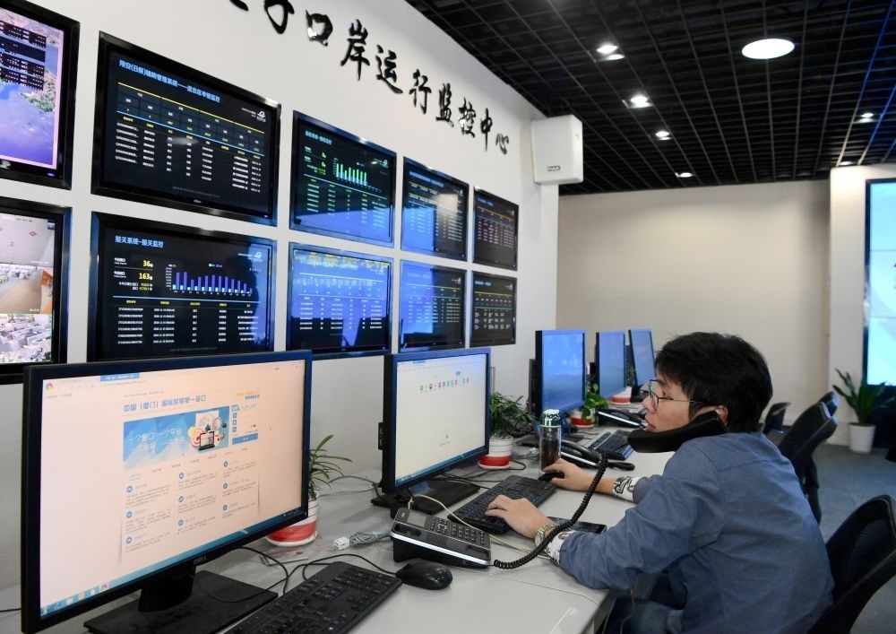 在中國（福建）自由貿(mào)易試驗區(qū)廈門片區(qū)，國際貿(mào)易“單一窗口”工作人員在網(wǎng)上受理業(yè)務(wù)（2018年11月15日攝）。“單一窗口”是關(guān)檢等口岸部門、地方政府相關(guān)部門、金融機構(gòu)等共同參與的口岸管理共享平臺。貿(mào)易商能夠通過一個入口提交貨物進出口或轉(zhuǎn)運所需要的單證或電子數(shù)據(jù)，實現(xiàn)“一個平臺、一點接入、一次申報、一次辦結(jié)”。