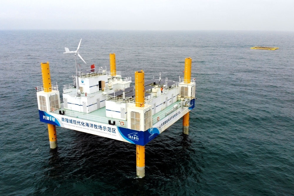 這是應(yīng)用5G技術(shù)的山東長島綜合試驗區(qū)南隍城國家級海洋牧場示范區(qū)海上平臺（2020年8月8日攝，無人機照片）。中國（山東）自由貿(mào)易試驗區(qū)設(shè)立以來，一系列大膽試、大膽闖、自主改的政策逐步落實，制度創(chuàng)新打通堵點、釋放活力，成為深化對外開放、發(fā)展海洋經(jīng)濟的重要抓手。