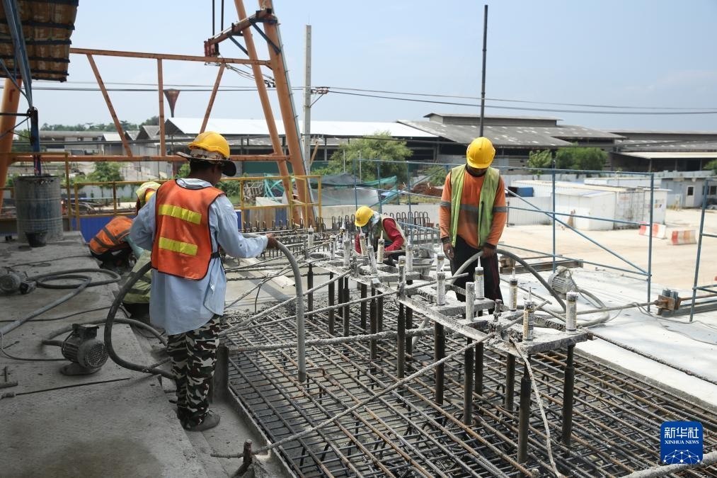 10月11日，工人在位于泰國大城府的中泰高鐵項目4-3標(biāo)段施工現(xiàn)場作業(yè)。新華社記者 孫瑋彤 攝
