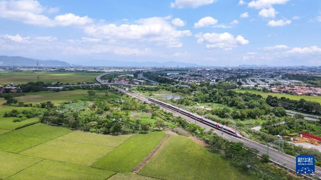 4月17日，在印度尼西亞萬隆，雅萬高鐵高速動車組列車行駛在雅萬高鐵沿線（無人機(jī)照片）。新華社記者 徐欽 攝