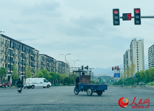 長富大道與文化中心東路三岔路口車輛混行（9月19日拍攝）。人民網(wǎng)記者 帥筠攝