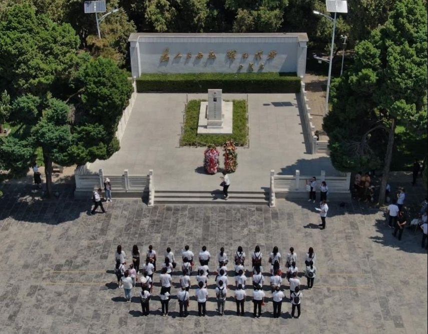 2021年6月24日，參觀者在位于河南省蘭考縣的焦裕祿紀(jì)念園瞻仰焦裕祿烈士墓（無人機(jī)照片）。新華社記者 李安 攝