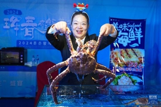 9月19日，在吉林省琿春市，商家在展示售賣的帝王蟹。新華社記者 許暢 攝
