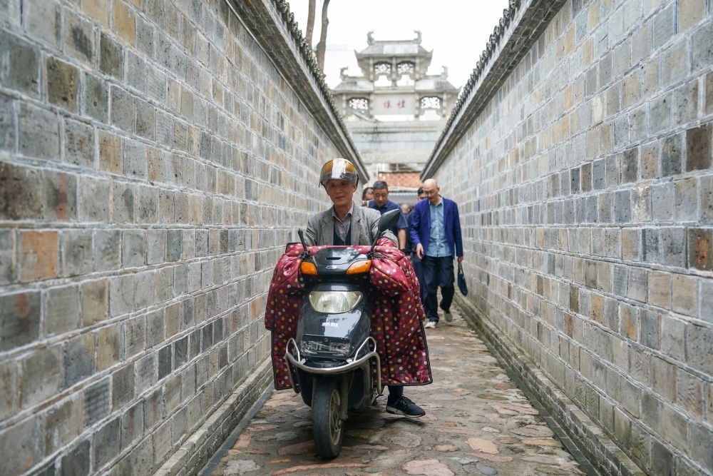 ↑市民在安徽省安慶市桐城市六尺巷通行。