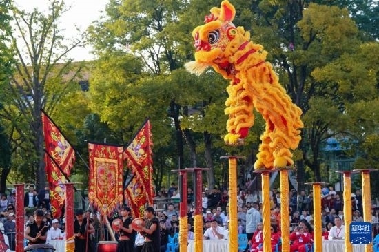 10月19日，云南魯木納龍獅藝術(shù)團(tuán)隊(duì)員在南獅高樁自選套路項(xiàng)目中比賽，最終他們獲得該項(xiàng)目銅獎(jiǎng)。