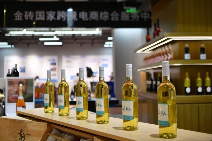 這是位于廈門的金磚國家商品服務(wù)中心內(nèi)展示的商品（2022年6月23日攝）。中心將經(jīng)貿(mào)合作與跨境電商有機結(jié)合，通過專題推廣、直播帶貨等各種線上線下銷售渠道，促進金磚國家優(yōu)質(zhì)產(chǎn)品對接中國市場，共同把握發(fā)展機遇。新華社記者 魏培全 攝